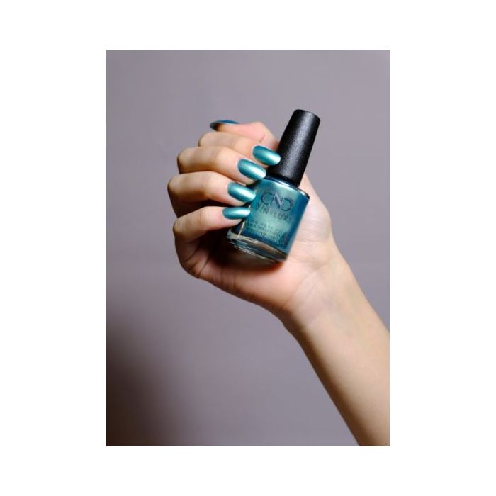 CND Vinylux Clash out