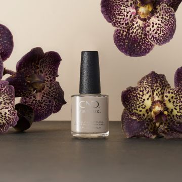 CND Vinylux Skipping Stones, een zacht grijs met taupe ondertonen